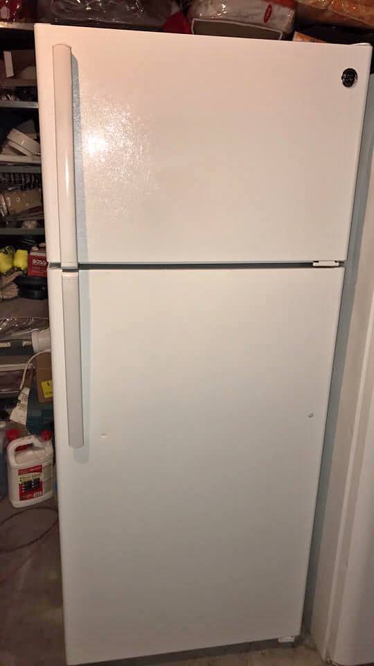 Refrigerator Ge with ice maker everything works pe
