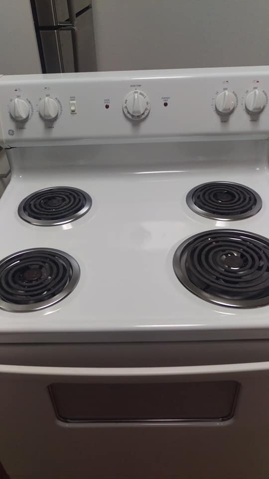 GE ELECTRIC STOVE- STANDARD SIZE
